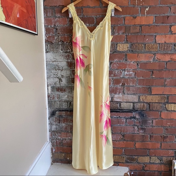 Rare Daisy Yellow Matching Lingerie Set Gown & Robe with Watercolor Floral Print - Picture 7 of 10